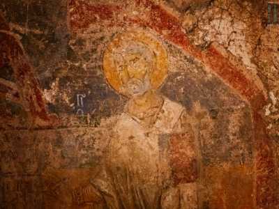 Sul lato della nicchia si trova una quarta figura: un vescovo anziano con tunica bianca con al suo fianco un�iscrizione greca